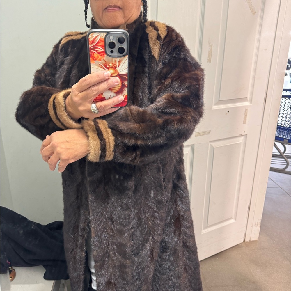Light weight mink coat brow and Carmel. Size medium/large - Picture 6 of 12